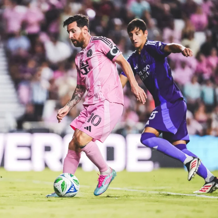 Lionel Messi lleva la pelota en la derrota del Inter Miami ante Orlando City.
