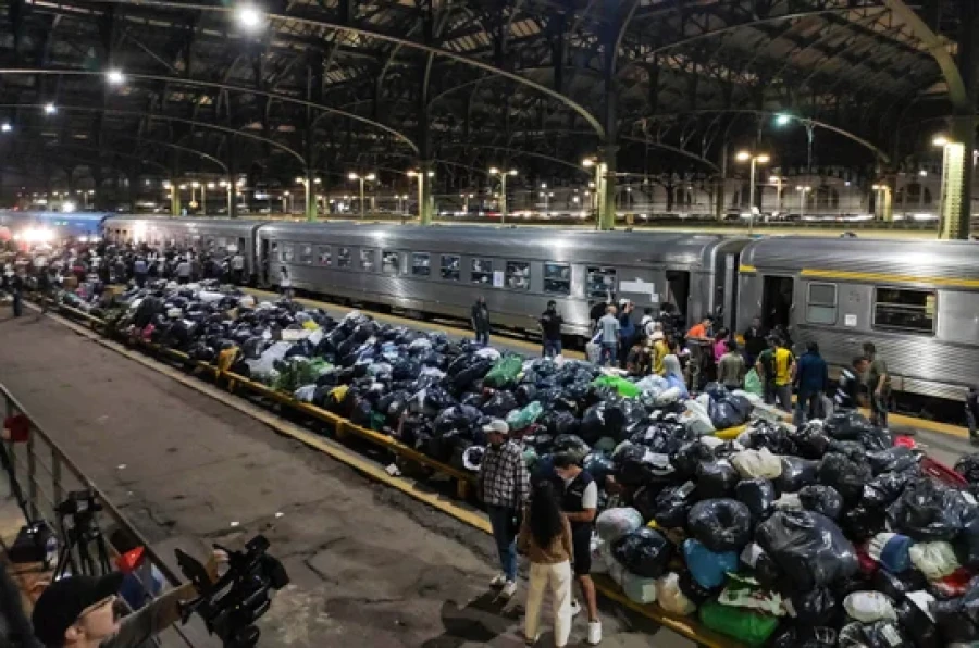 El último tren solidario partió a Bahía Blanca.
