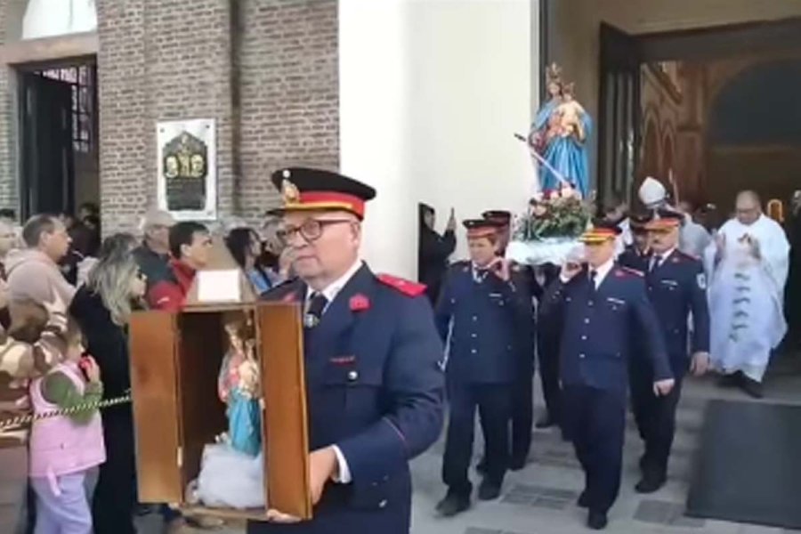 Bomberos trasladando la imagen de la Virgen.