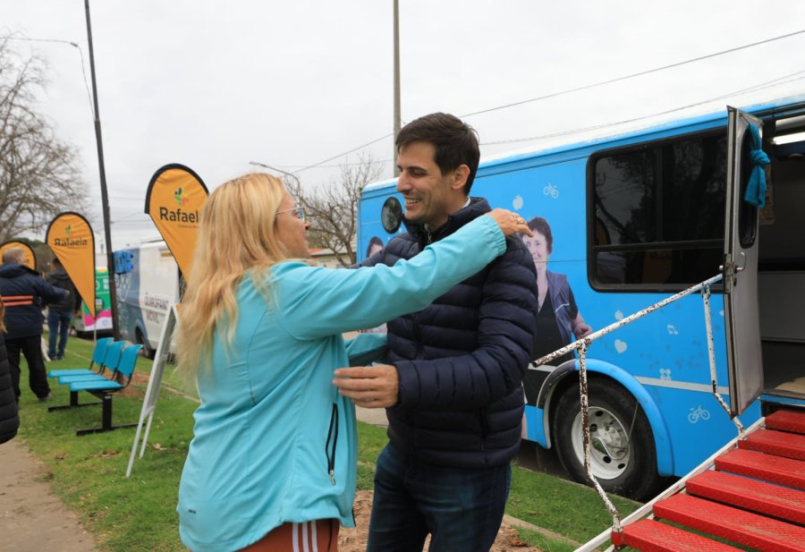 PRIMER DIA. El intendente Viotti estuvo presente en el primer dia de actividades en la plaza del barrio Italia.