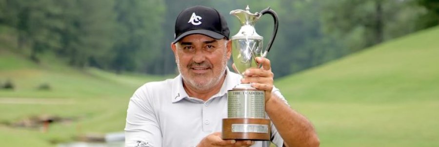 VICTORIOSO. Cabrera con el trofeo.