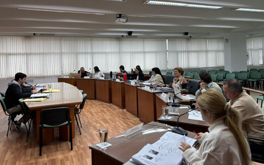 Los concejales durante la reunión de comisión de este lunes.