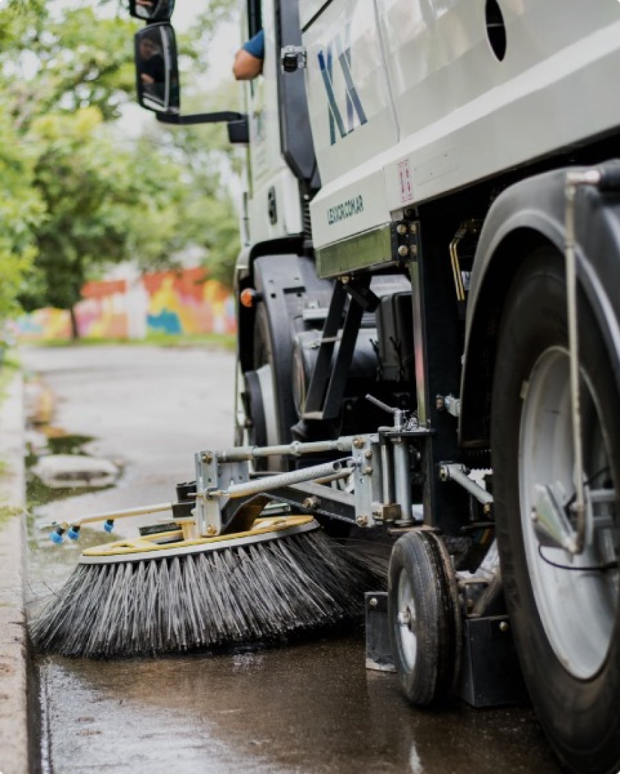 NUEVA UNIDAD. El novedoso camión barredor aspirador ya comenzó a prestar servicio en las calles rafaelinas.