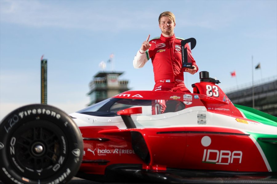 Robert Shwartzman se quedó con la pole en su debut en la Indy 500.