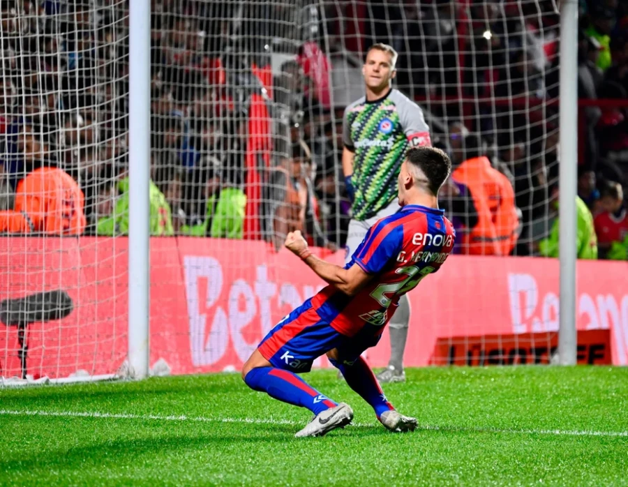 EL DEL TRIUNFO. Gastón Hernández festeja el penal decisivo ante un Rodriguez resignado.