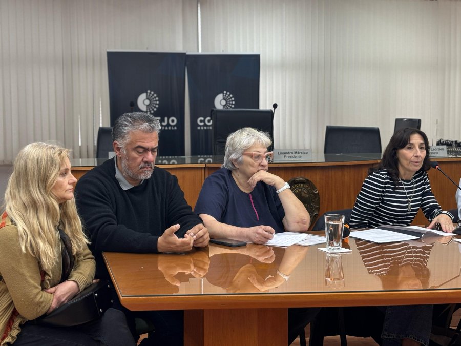 Representantes del Consejo Asesor sobre Consumos Problemáticos en el Concejo Municipal.