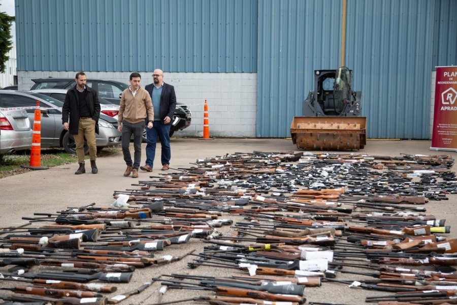 Se trata de 800 réplicas de armas de fuego y más de 200 armas blancas.