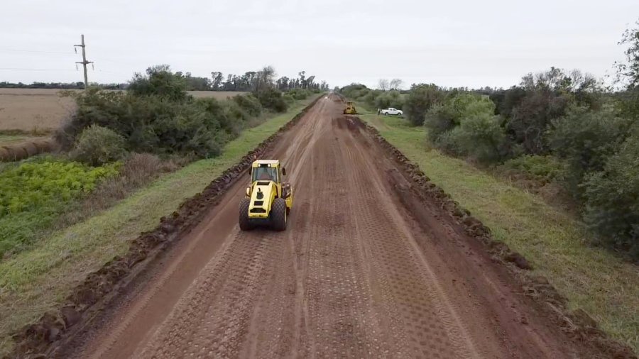 Operarios municipales laborando en la vía de comunicación.
