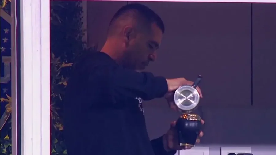 Entre mate y mate, Riquelme piensa en el nuevo técnico de Boca.