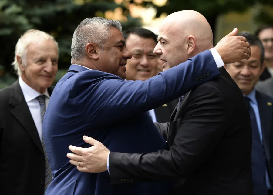 Infantino saludó a Tapia por su regreso al Consejo de la FIFA.