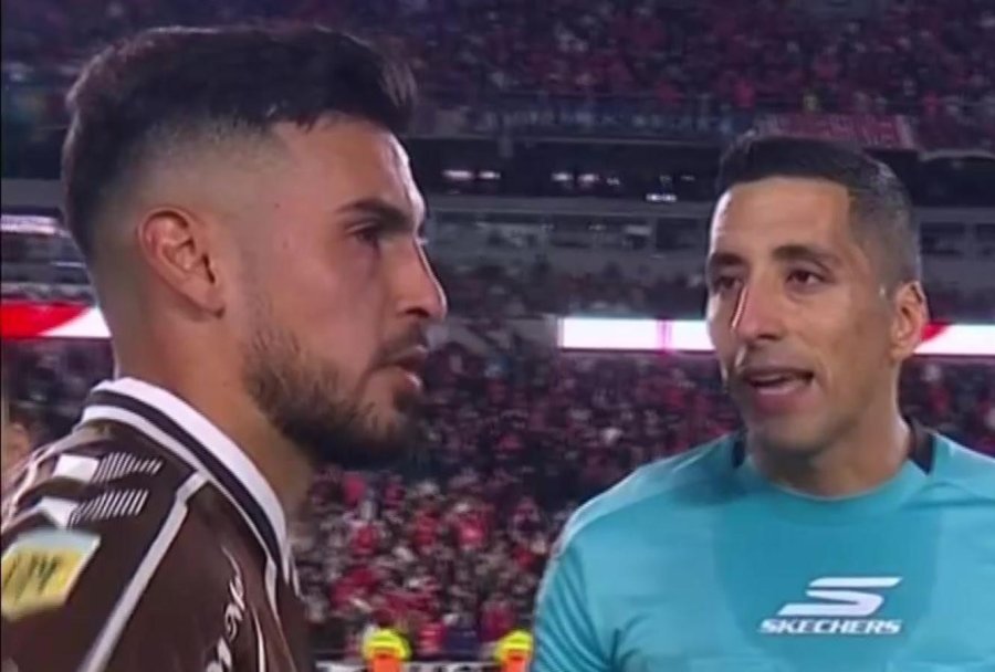 La actitud del capitán de Platense en el sorteo previo a los penales.