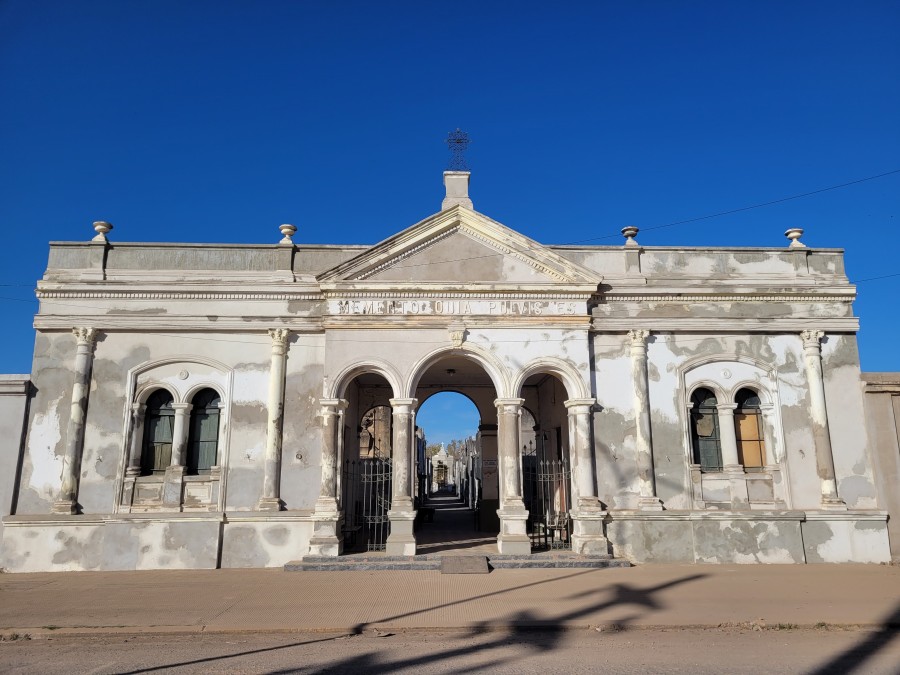 El municipio pone en valor el hist&oacute;rico p&oacute;rtico del Cementerio.