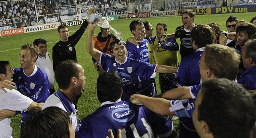 EL FESTEJO DE LA CREMA TRAS LOGRAR EL ASCENSO EN TUCUMÁN