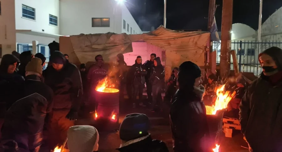 Trabajadores metalúrgicos de paro montan fogones contra el frío en el parque industrial de Río Grande.