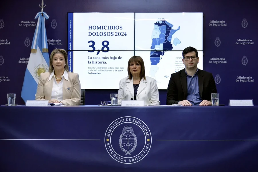 Patricia Bullrich, junto con la secretaria de Seguridad, Alejandra Monteoliva, y el director nacional de Inteligencia Criminal, Marco Antonio González.