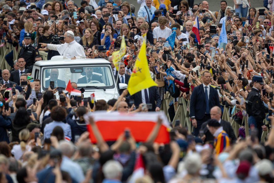 El Papa León XIV recorrió la plaza de San Pedro antes de su primera audiencia general.