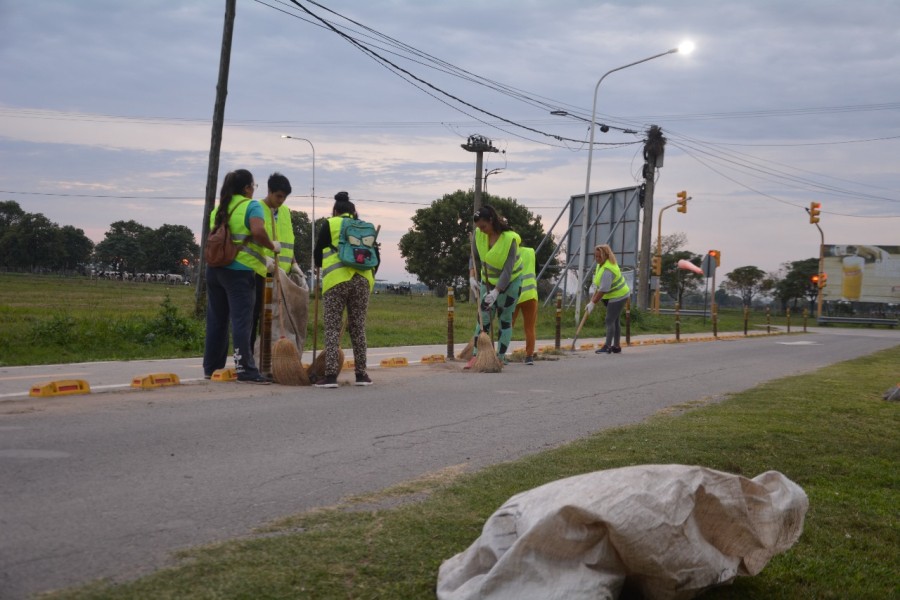 La Municipalidad refuerza el cuidado del Paseo del Este con trabajos de mantenimiento.