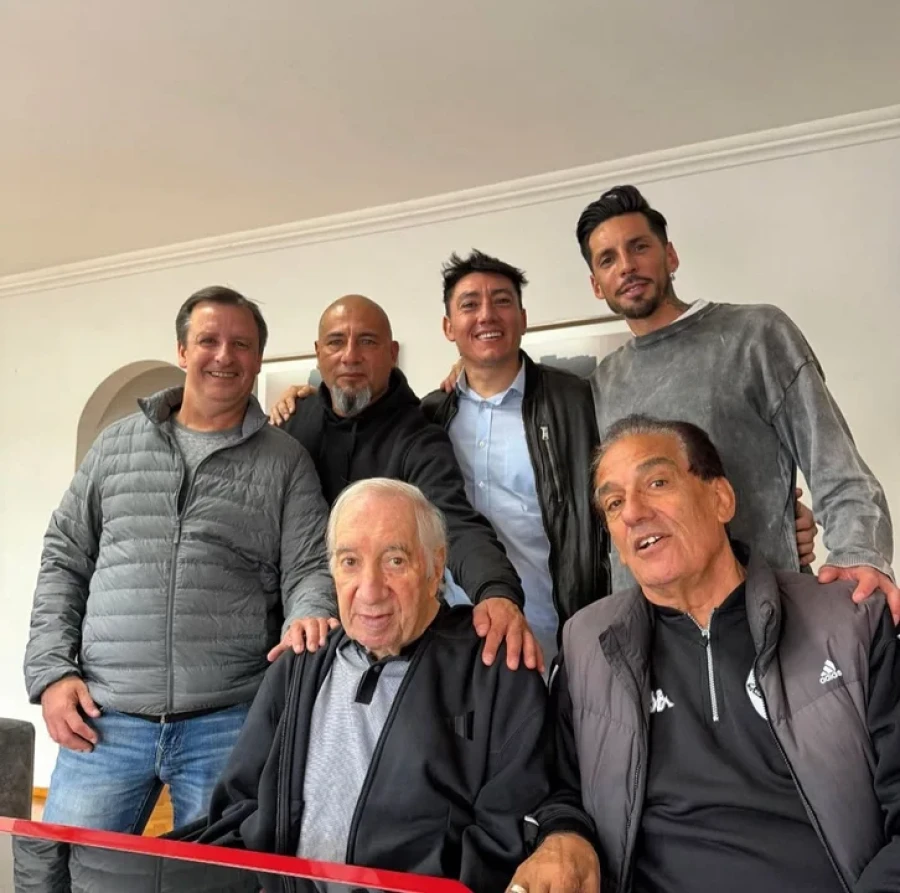 QUERIDO. El momento del reencuentro con Bilardo.