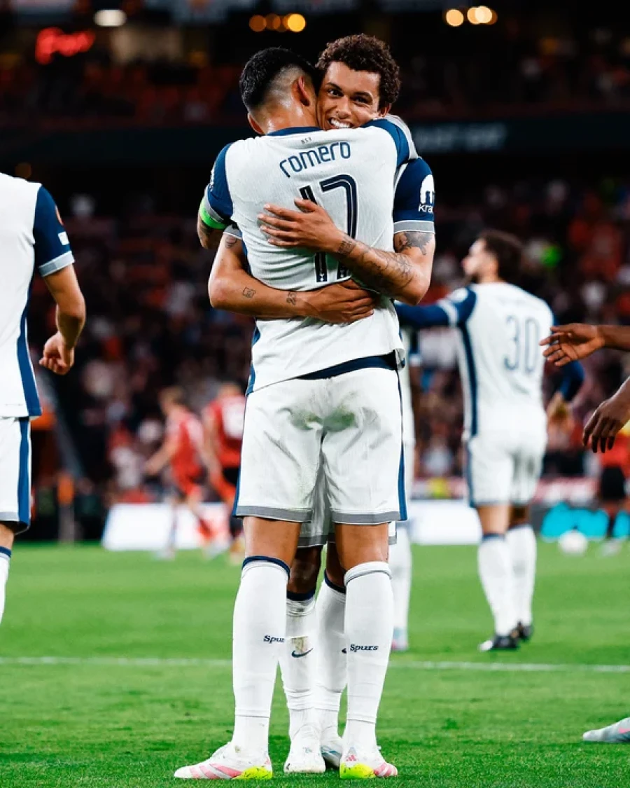 FELIZ MOMENTO. Cristian "Cuti" Romero abraza a Brennan Johnson en el festejo del gol.