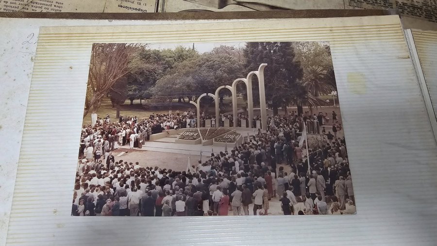 CENTENARIO. Magnífica fotografía que documenta la inauguración del arco que testimonia el primer centenario de la localidad.