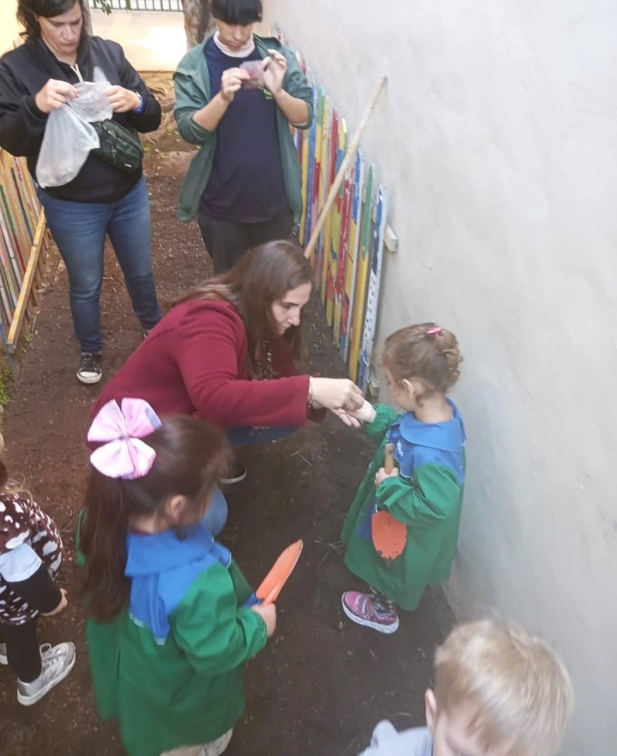 JORNADA. Operarios y alumnos participando de la actividad.
