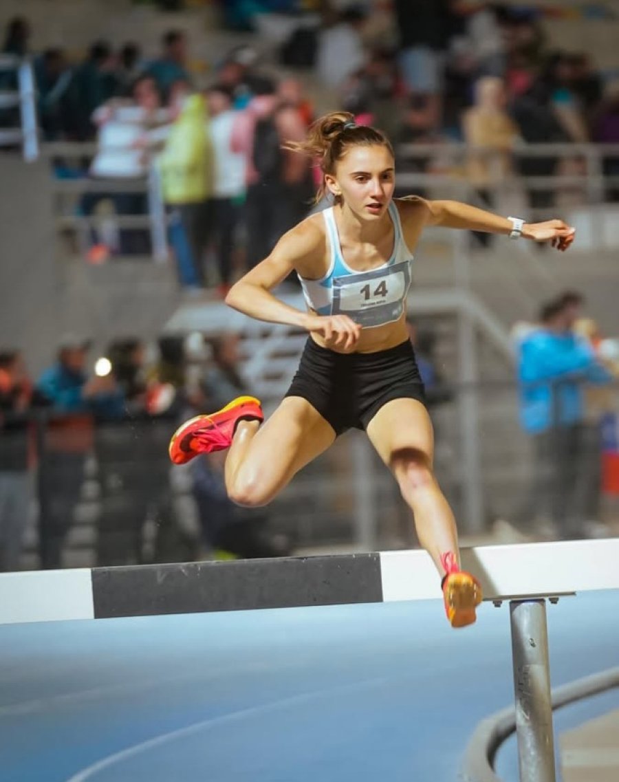 A SALTOS FIRMES. Sof&iacute;a sigue bajando sus marcas en las pruebas con obst&aacute;culos.