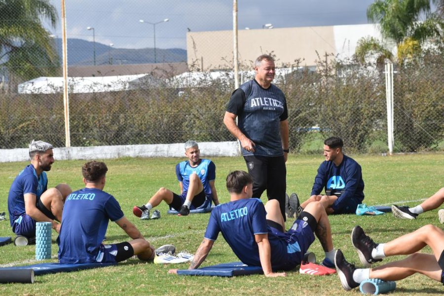 LLEG&Oacute; Y TRABAJ&Oacute;. La Crema tuvo su &uacute;ltima pr&aacute;ctica, previo al juego de hoy, en la ma&ntilde;ana de ayer en Salta.