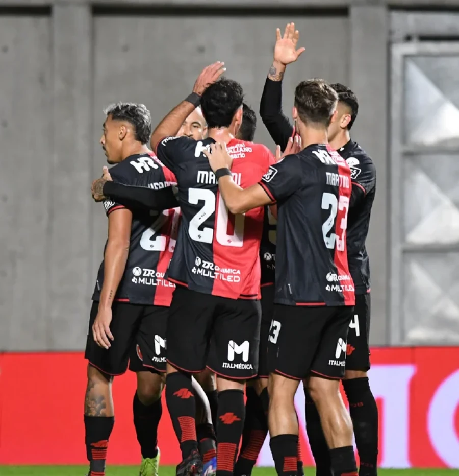 EL PRIMERO. Los festejos por el gol de Herrera.