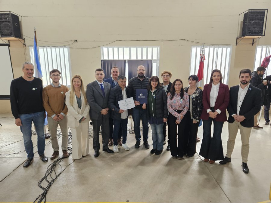 SESI&Oacute;N. Las autoridades de la Escuela 25 de Mayo al recibir el reconocimiento de los concejales.