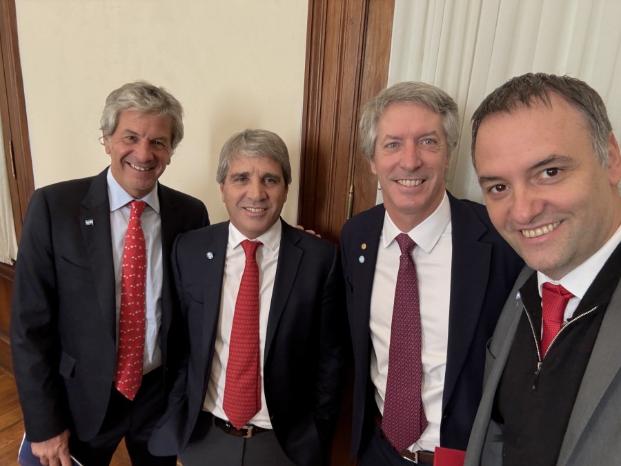 Santiago Bausili, Luis Caputo y Juan Pazo, titular de ARCA, antes de la conferencia de prensa junto al vocero Manuel Adorni.