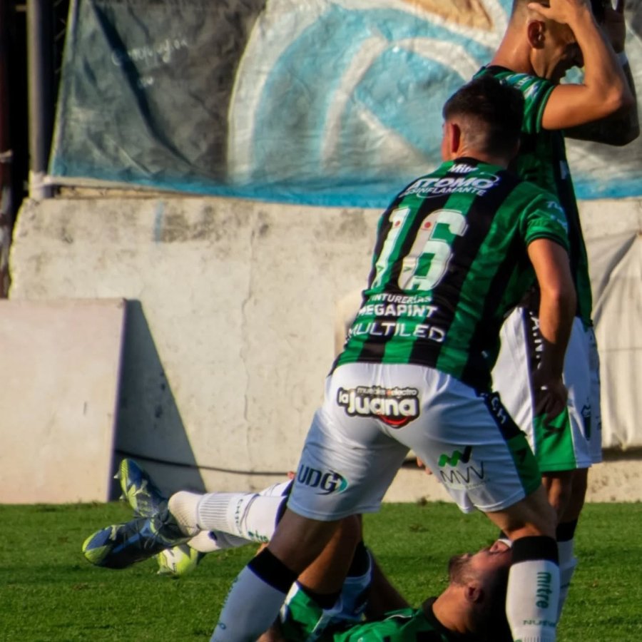 CONMOVIDOS. Sus compa&ntilde;eros cercanos el d&iacute;a del partido.