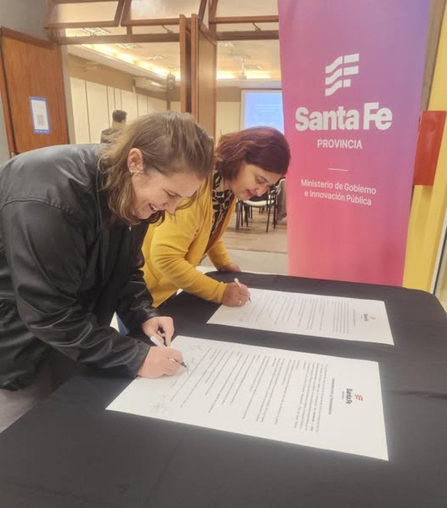 La titular comunal suscribiendo el acuerdo.