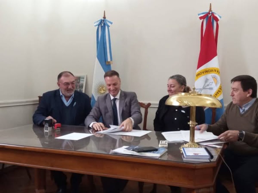 En Santa Fe durante la firma del convenio.