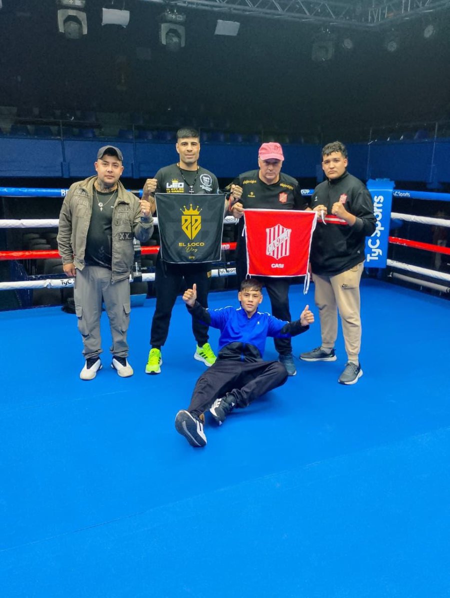 LUEGO DEL PESAJE. D&iacute;az junto a su entrenador Rub&eacute;n Gim&eacute;nez y colaboradores en la FAB.