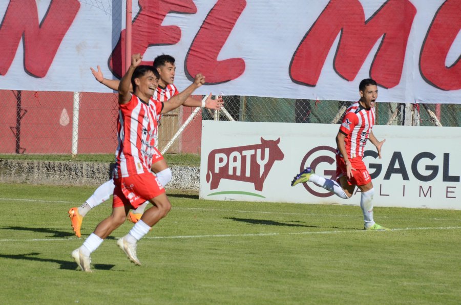 BUSCANDO OTROS TRES PUNTOS. Del Sole, Martinez y Ocampo quieren otro festejo.