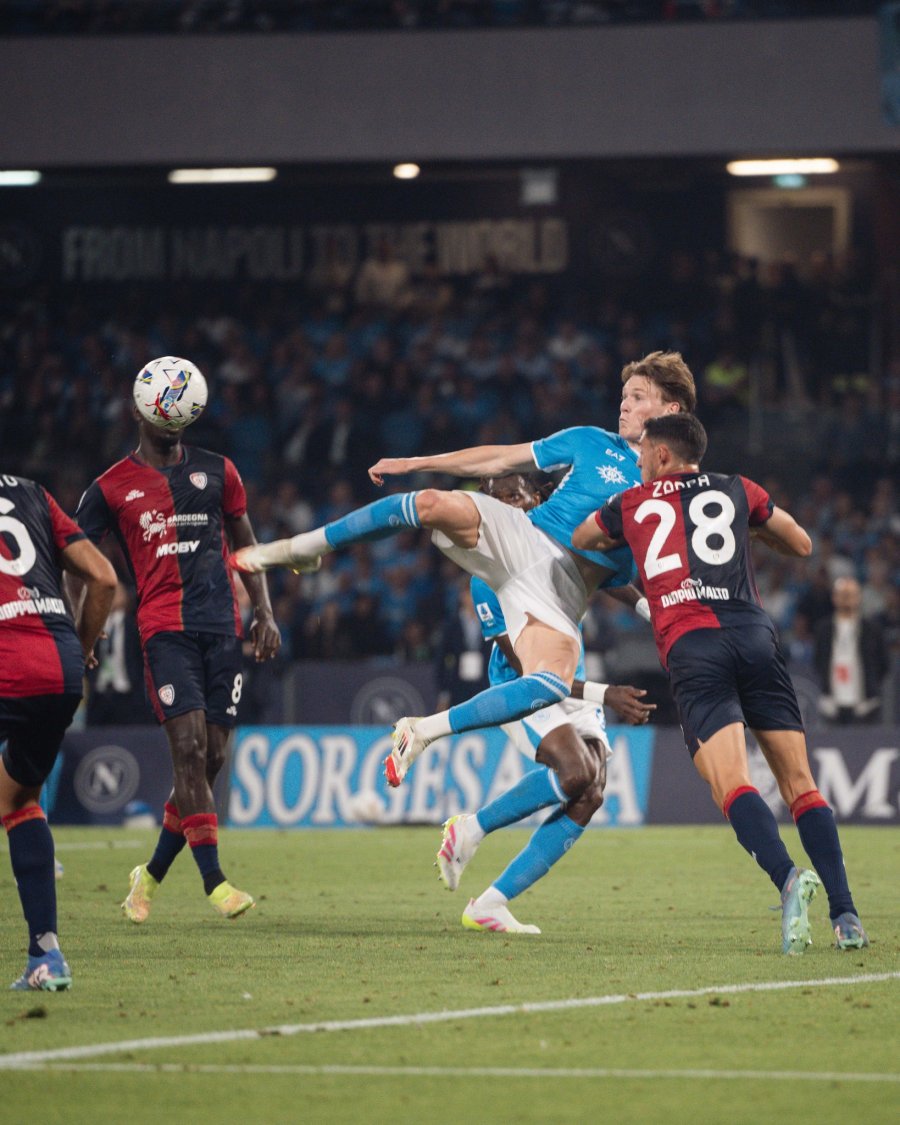 PIRUETA. Mc Tominay anotó un golazo.