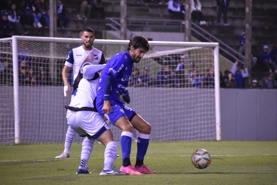 AISLADO. Albertengo pudo entrar muy poco en juego con buenas opciones.