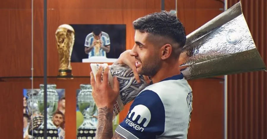 Tottenham homenajeó a Cristian Romero.