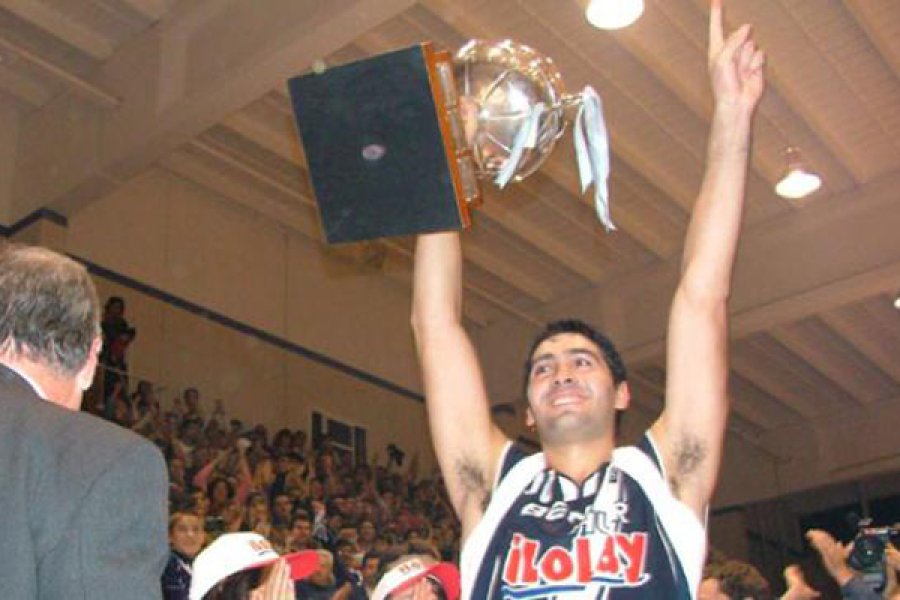 FOTO IMBORRABLE. Leo Gutiérrez levantando el trofeo en el Coliseo del Sur.