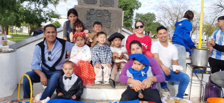 Un grupo de los participantes en el festejo patrio.