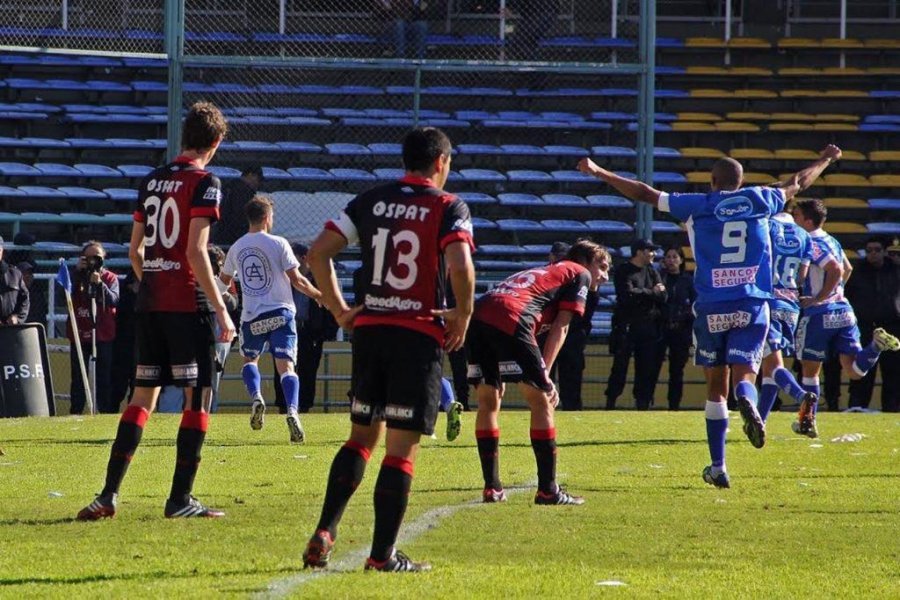 RODRIGO DEPETRIS CELEBRA EL GOL TRAS ANOTAR DE CABEZA