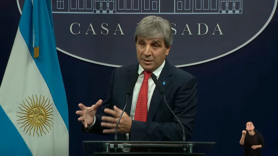 El ministro Caputo durante los anuncios del Plan Colchón.