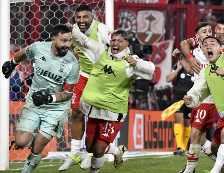 Los jugadores de Huracán celebran el pase a la final.