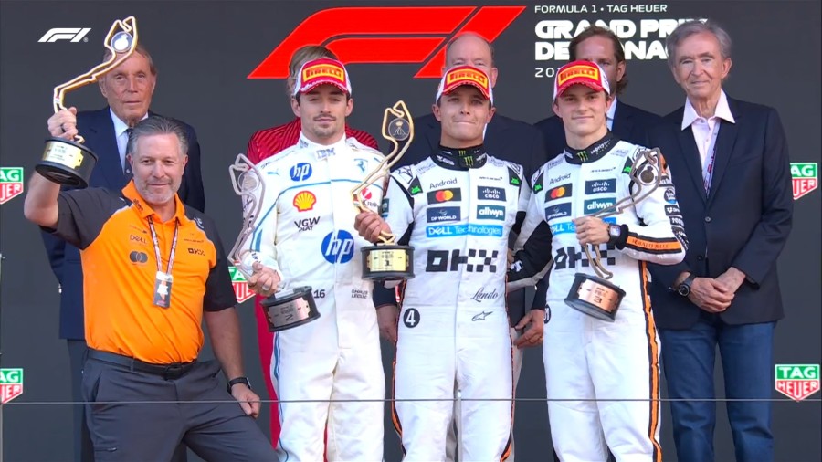 El director de McLaren, Zack Brown, Charles Leclerc (Ferrari), Lando Norris y Oscar Piastri (ambos con McLaren) en el podio de M&oacute;naco.