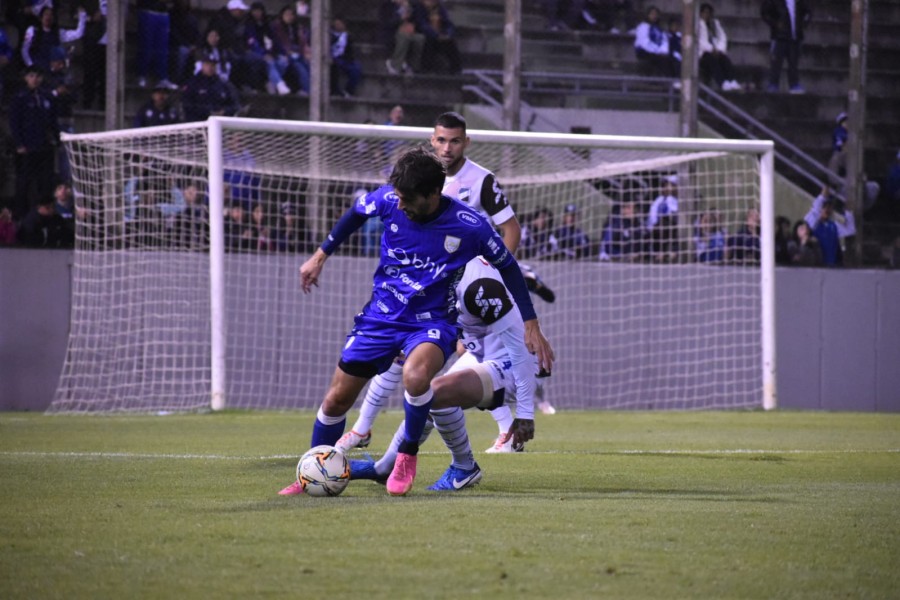 LA CREMA PERDIÓ EN SALTA Y AHORA ES SEGUNDO DE LA ZONA 4