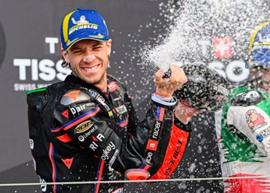 Marco Bezzecchi festej&oacute; la primera victoria del a&ntilde;o de la marca Aprilia.