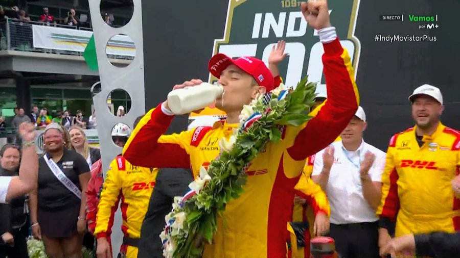 Alex Palou con la corona y bebiendo la leche tras ganar la Indy 500.