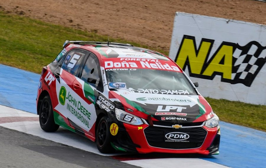 Juan Pablo Pastori y el Onix en el aut&oacute;dromo "Ciudad de R&iacute;o Cuarto".