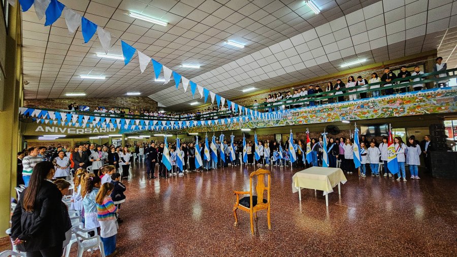 El salón se vistió de celeste y blanco para honrar a la Patria.