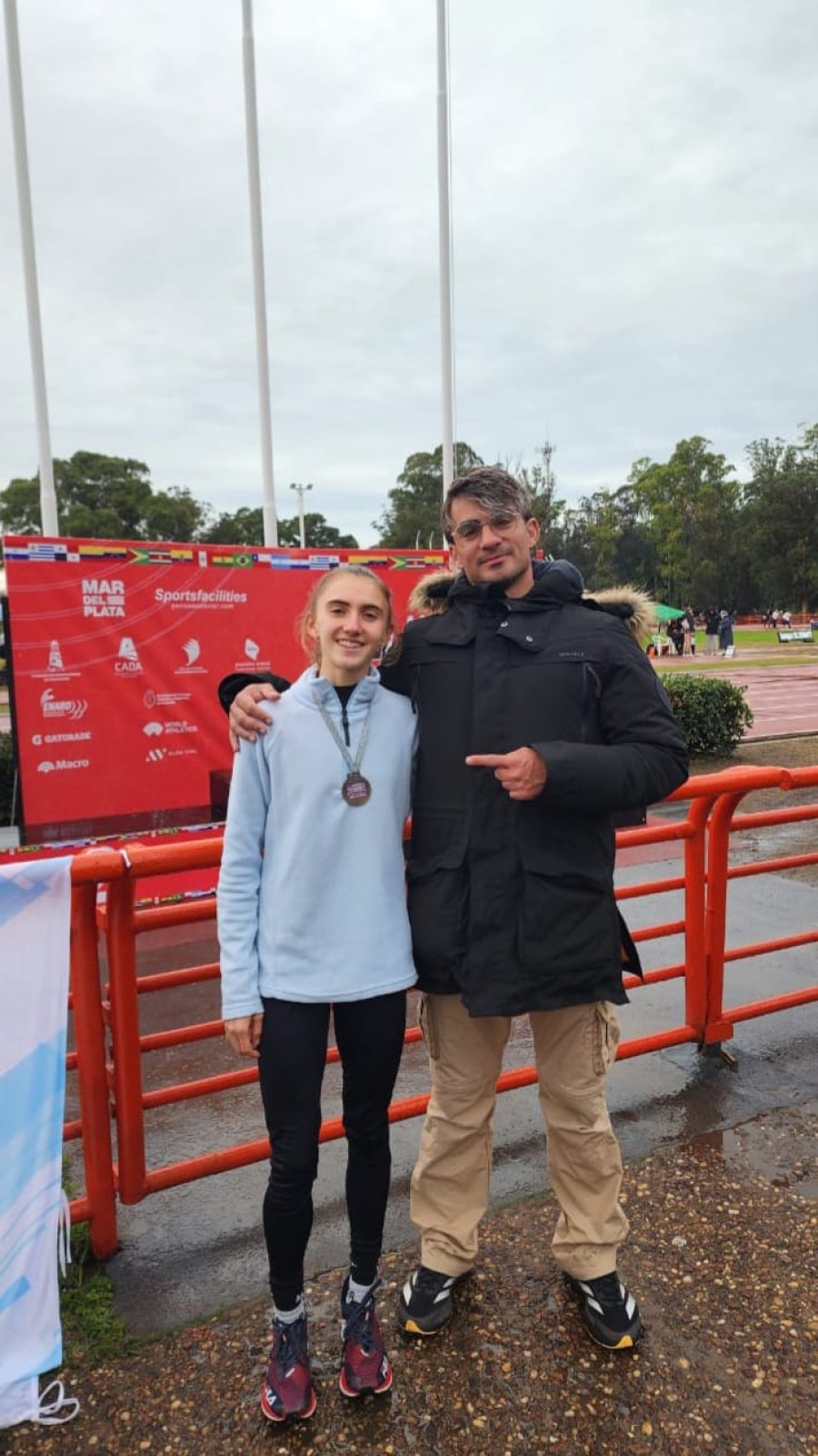 ATLETA Y ENTRENADOR. Sofía Fregona con Ariel Magallanes.